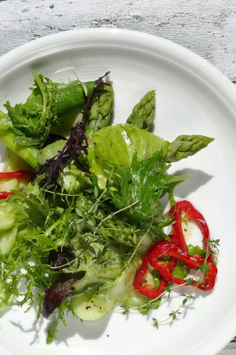 Salat mit grünem Spargel angerichtet