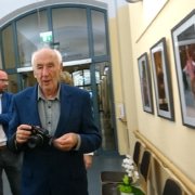 Thomas Hoepker mit Kamera besucht seine Ausstellung