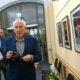 Thomas Hoepker mit Kamera besucht seine Ausstellung