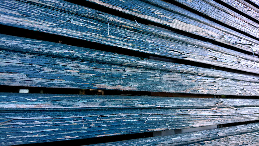 Detail von alter blauer Holzjalousie