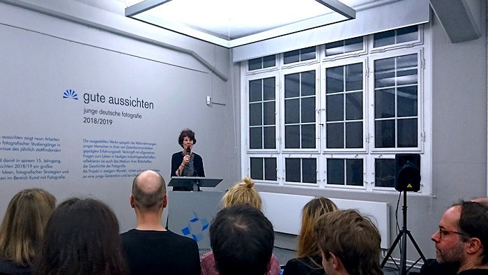 Josefine Raab spricht vor Preisträgern in den Technischen Sammlungen Dresden