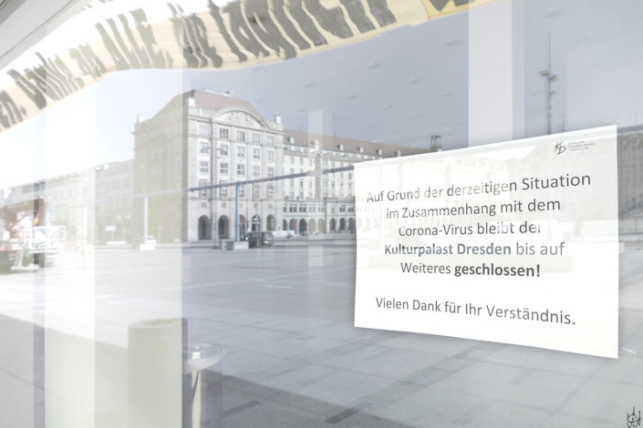 Dresdner Kulturpalast mit Hinweisschild auf Schließung wegen Corona-Virus
