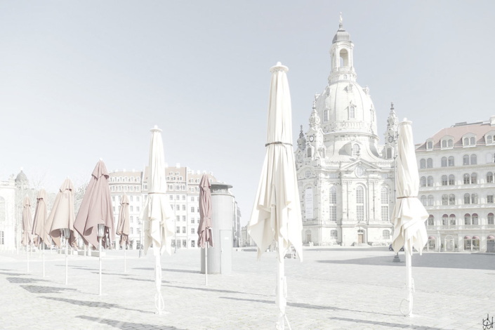 Dresdner Neumarkt mit Blick zur Frauenkirche, im Vordergrund gechlossene Sonnenschirme