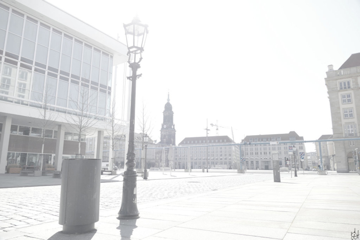 Blick von der Schlossstraße auf den Altmarkt, links der Kulturpalast, im Hintergrund die Kreuzkirche